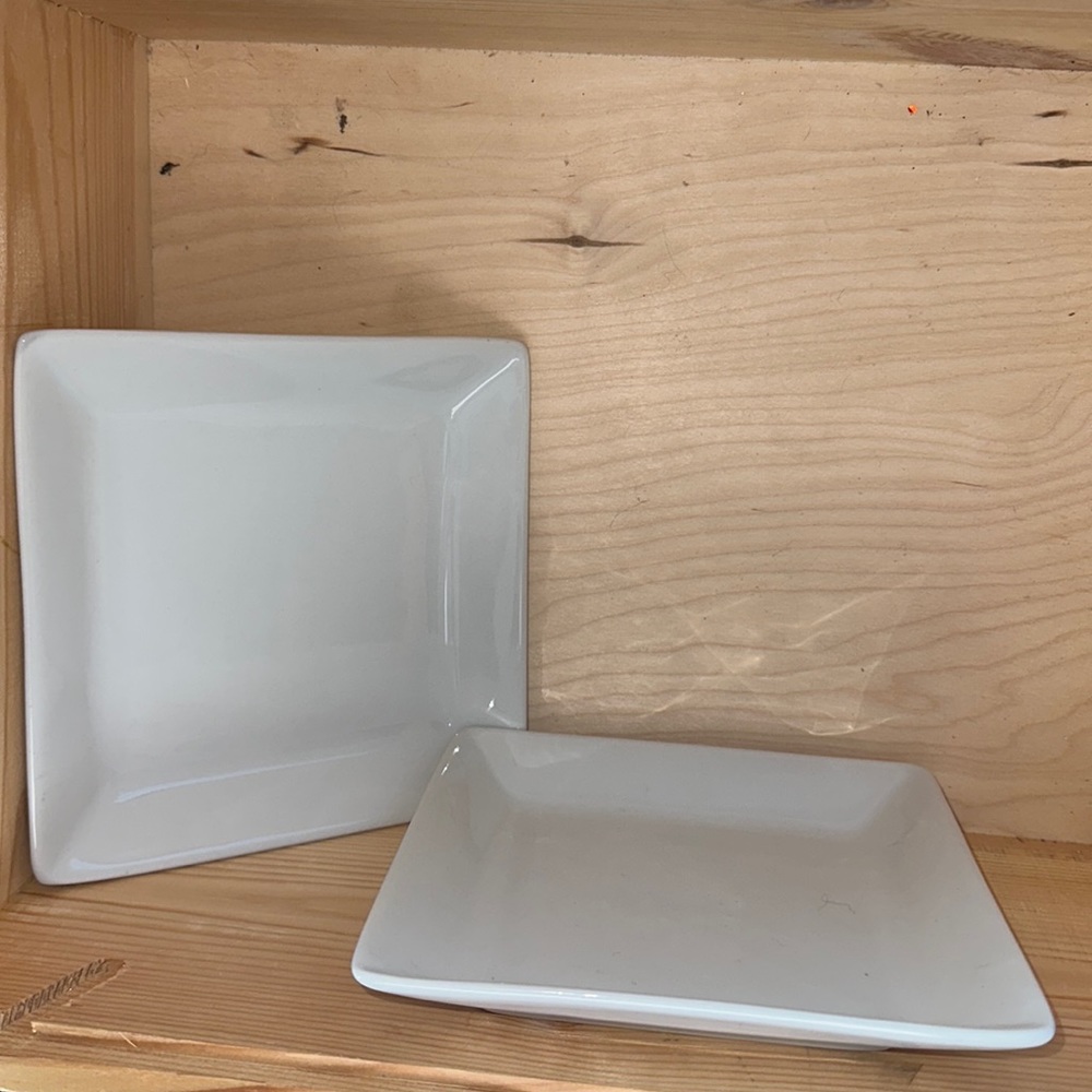 Pottery Barn Discontinued Great White Coupe 6” dessert or bread plates. 2 plates